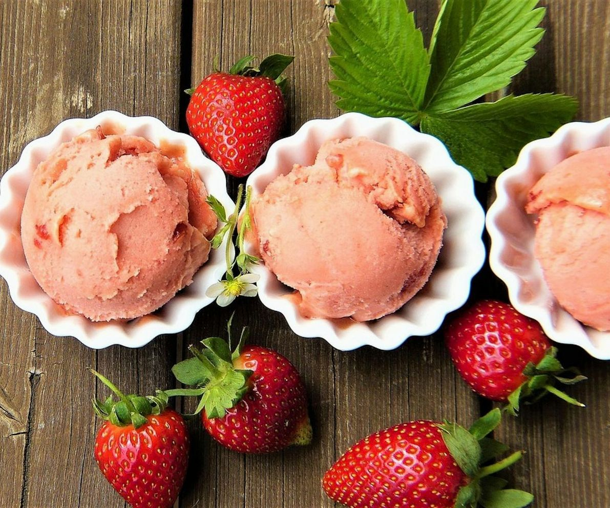 Tezgahımız taze ve renkli dondurma ve gelato çeşitleriyle dolu